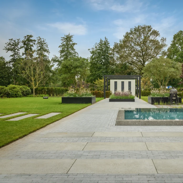 Exclusieve tuin met bestrating gazon en bloembakken