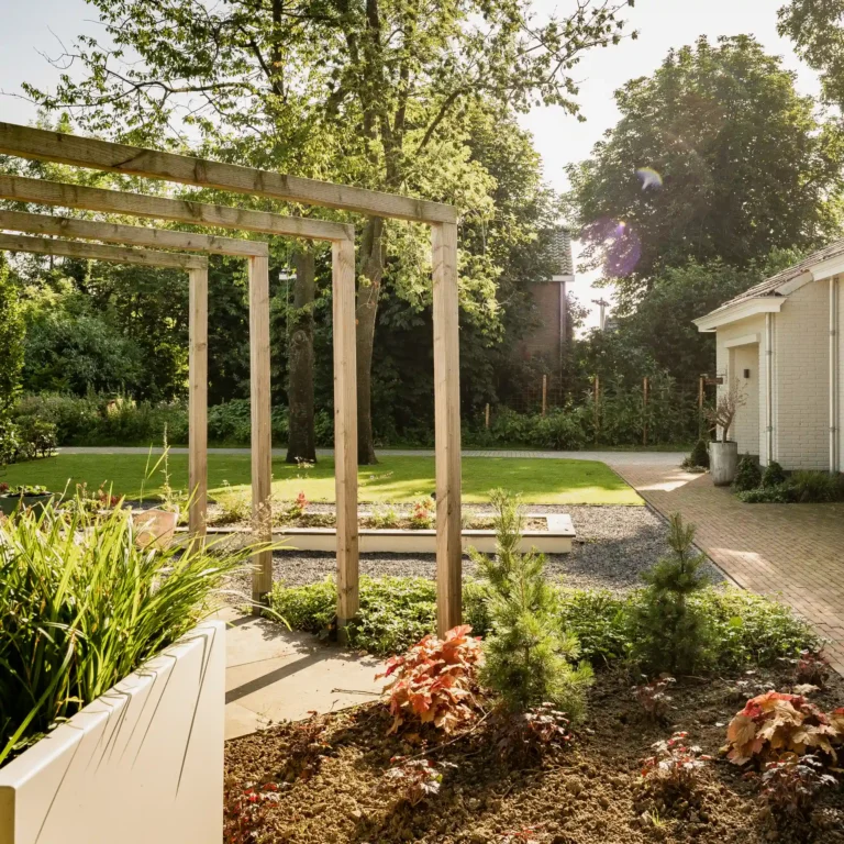 Landelijke tuin met pergola