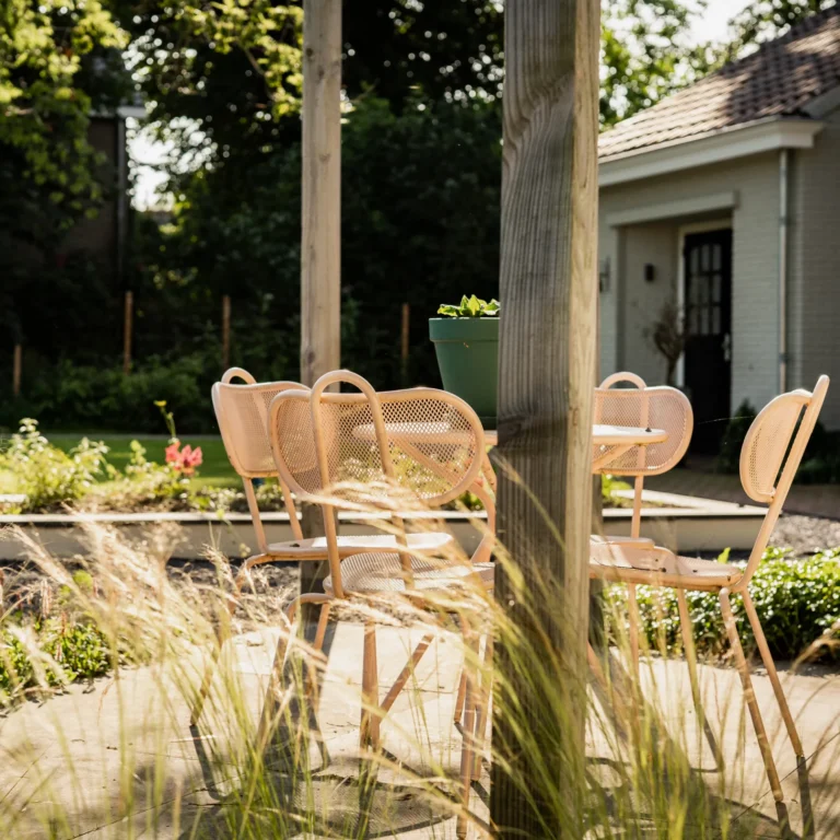 Landelijke tuin met terras en pergola