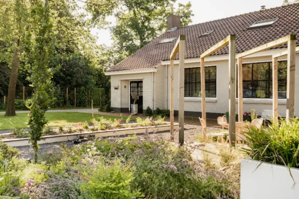 Landelijke tuin met bloembakken en perken