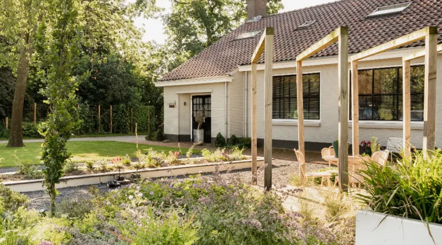 Landelijke tuin met bloembakken en perken