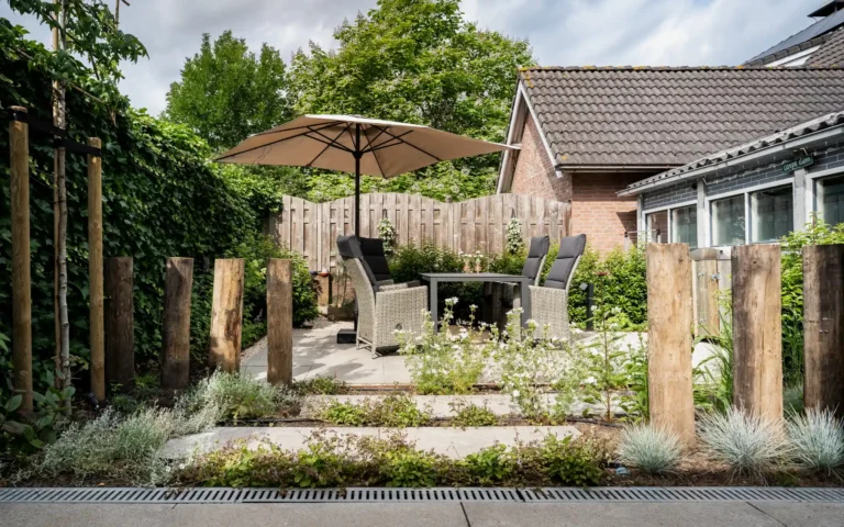 Natuurlijke stadstuin achtertuin met terras