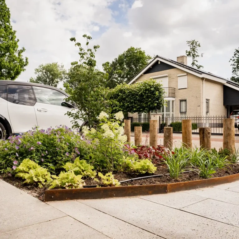 Natuurlijke stadstuin voortuin bloemenperk