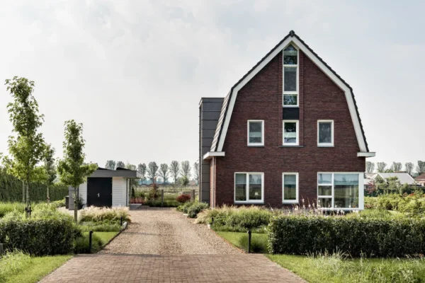 Landelijke en strakke poldertuin