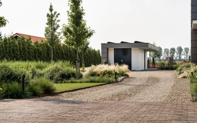 Poldertuin oprit met tuinhuis