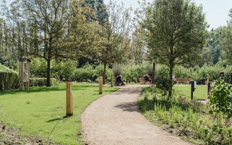Beleeftuin bij 't Slot met grindpad door het gras