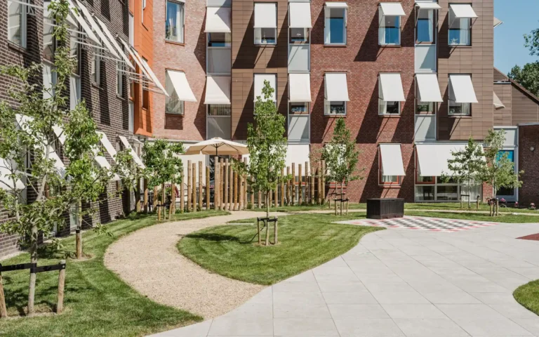 Beleeftuin met houten palen bij 't Slot