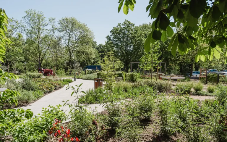 beleeftuin-slot-zorginstelling-bloemen-bomen-planten