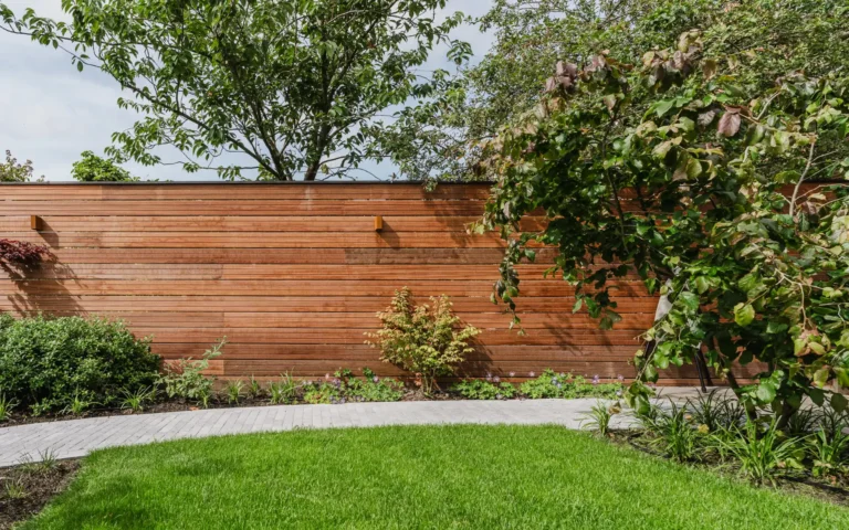 Beleeftuin met houten schutting