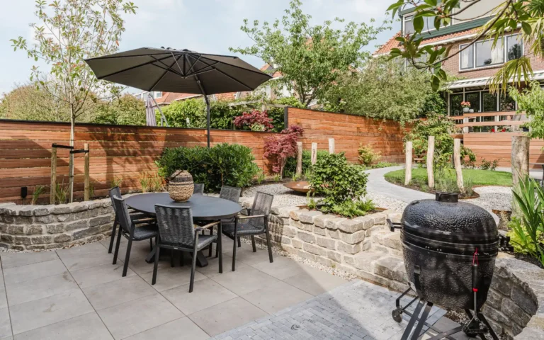 Terras met natuurstenen muur