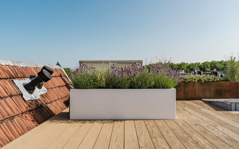 Dakterras stadstuin met bloembakken