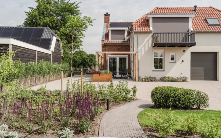 Landelijke achtertuin met bloemperken en beplanting