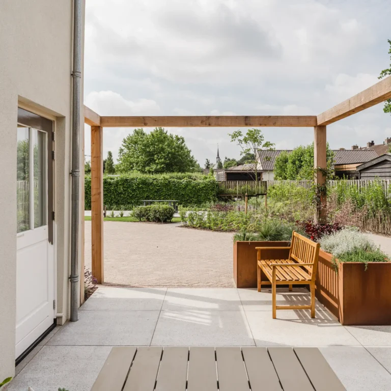 Zithoek in landelijke tuin met cortenstaal bloembakken