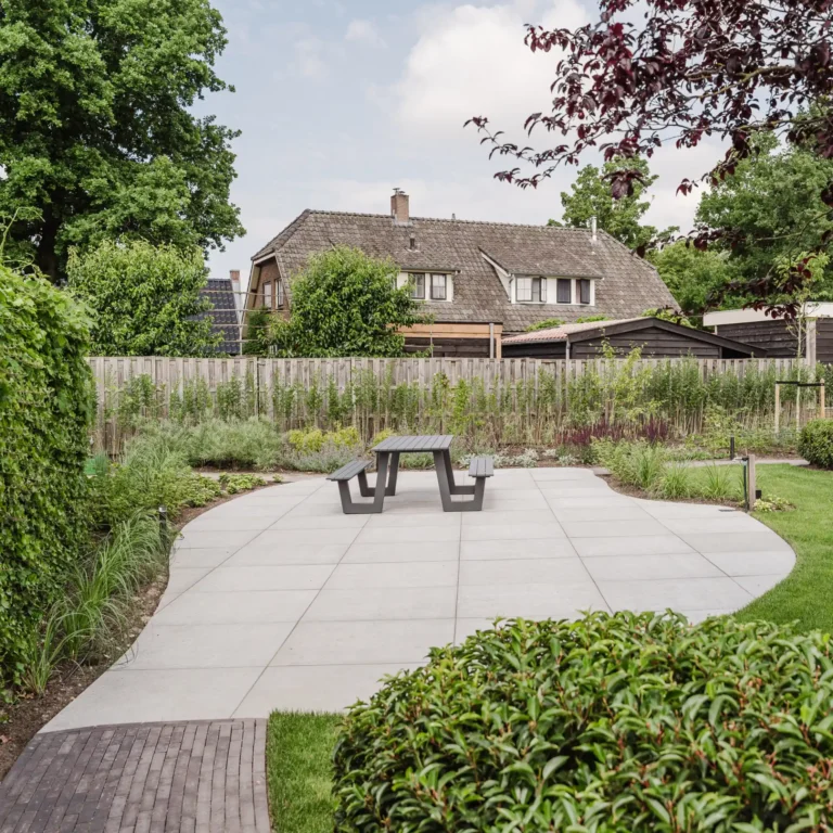 Landelijke tuin met zithoek