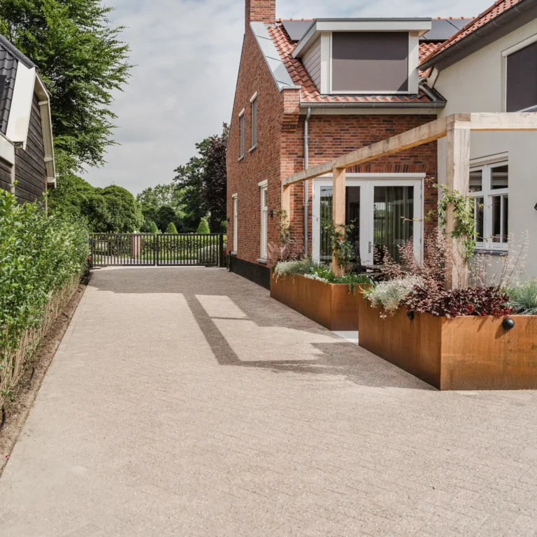 Landelijke tuin met oprit aan de zijkant