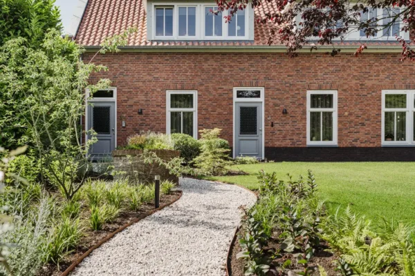 Voortuin met grindpad in landelijke stijl