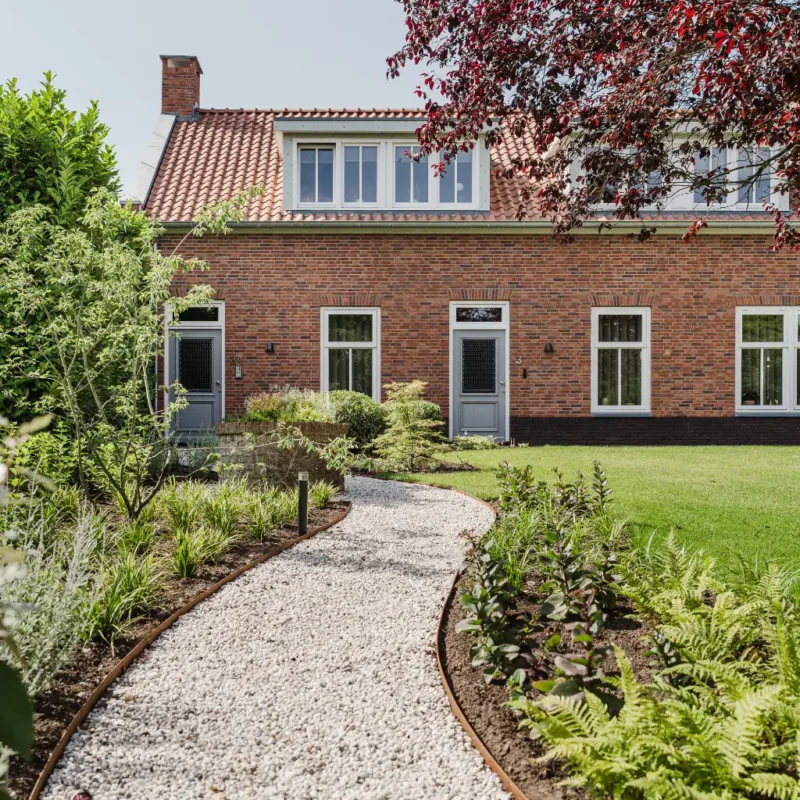 Voortuin met grindpad in landelijke stijl