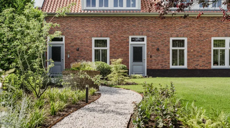 Voortuin met grindpad in landelijke stijl