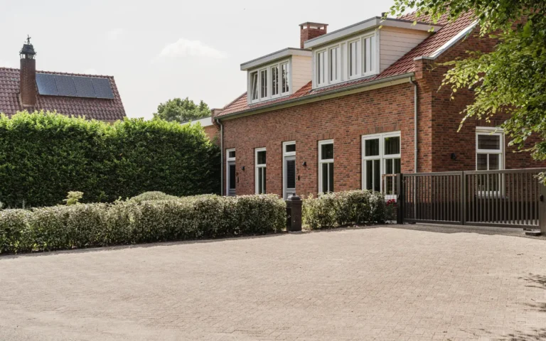 Landelijke tuin met bestrating van oprit