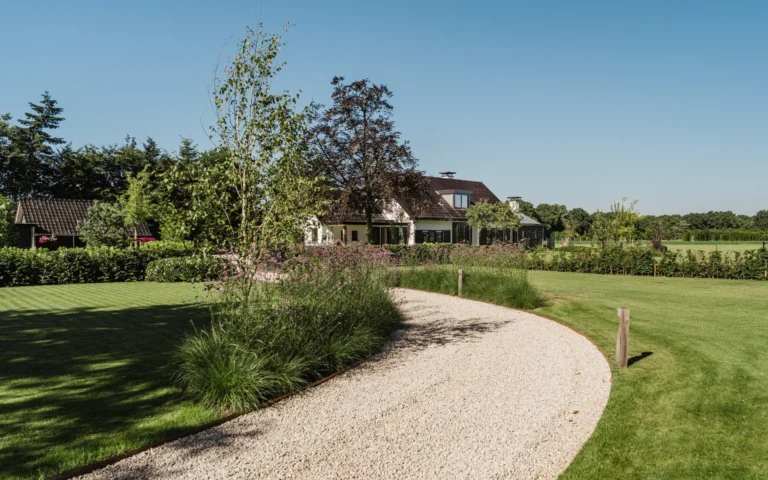 Landelijke tuin met oprijpad en gazon