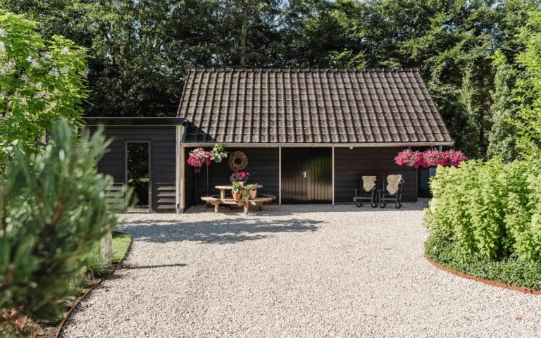 Landelijke tuin met schuur en grindpad