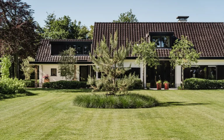 Landelijke voortuin gazon met beplanting